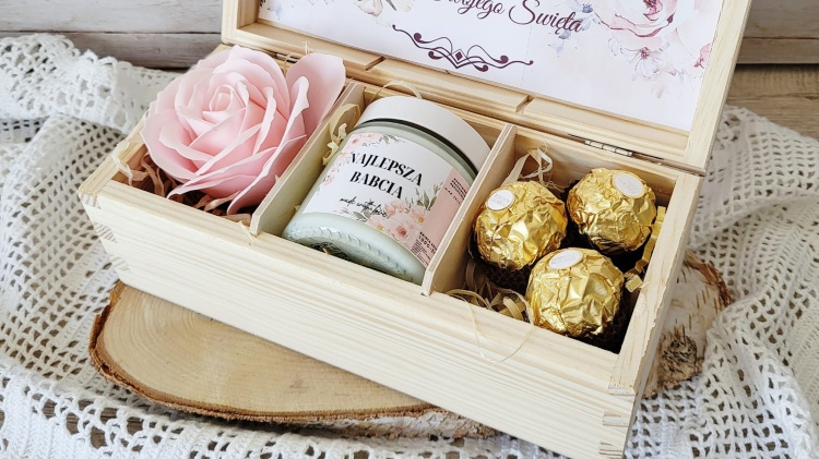 Świeca sojowa NAJLEPSZA BABCIA 100g 2.jpg